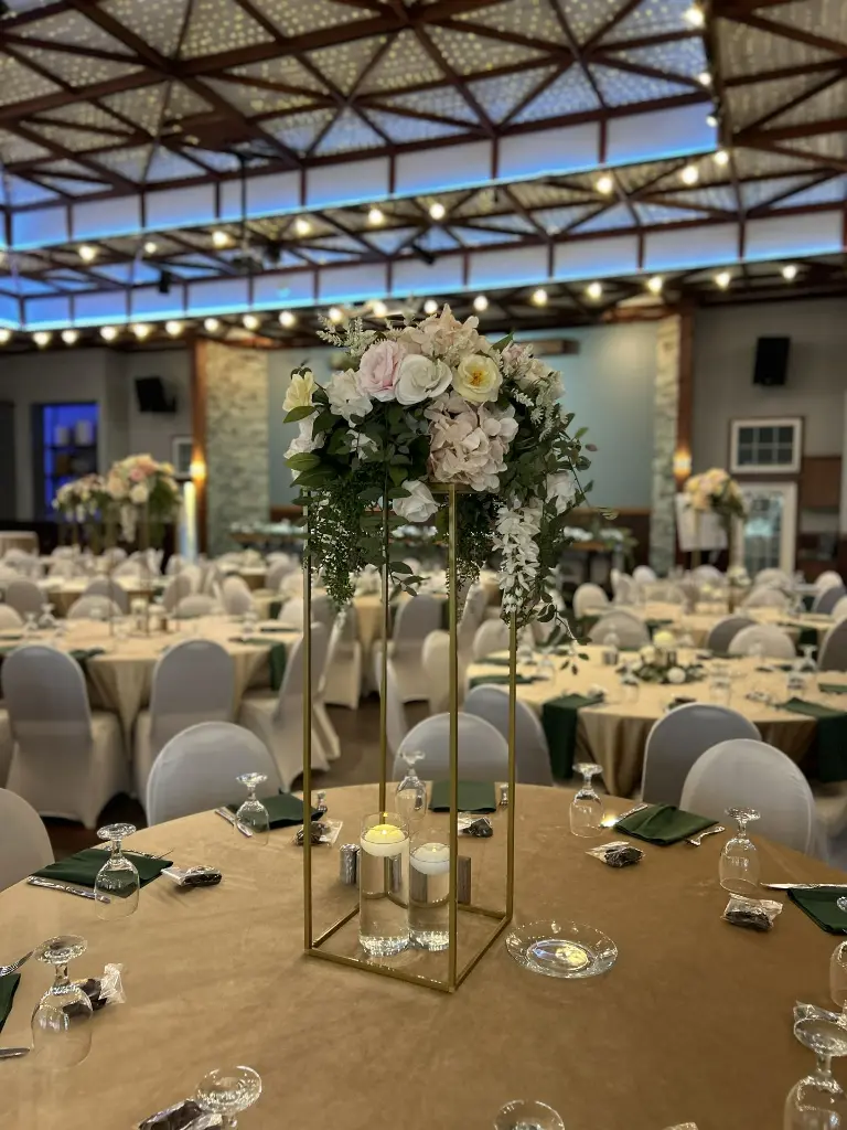 120_ Velvet Table Cloth_ Champagne3.webp