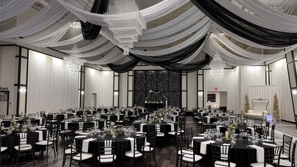 Court Yard - Up to 325 Guests