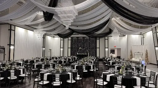 Court Yard - Up to 325 Guests